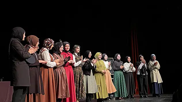Konya'da lise öğrencilerinden yabancı dilde tiyatro gösterisi
