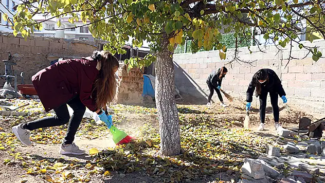 Konya'da liseli kızlar yaşlıları ziyaret edip bahçelerinde güz temizliği yapıyor
