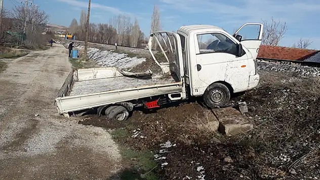 Konya'da lokomotif ile kamyonet çarpıştı: 1 yaralı