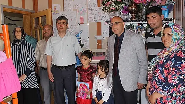 Konya'da Lösemi hastası öğrenci karnesini evinde aldı