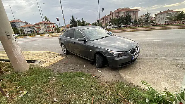 Konya'da lüks araç kırmızı ışıkta bekleyen otomobile çarptı: 3 yaralı