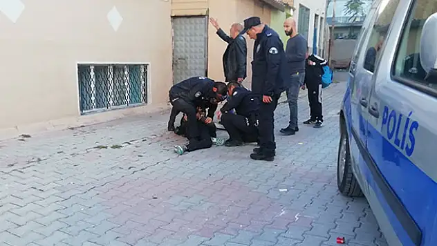 Konya'da madde bağımlısı dehşet saçtı! Annesinin kolunu kesip kendini eve kilitledi