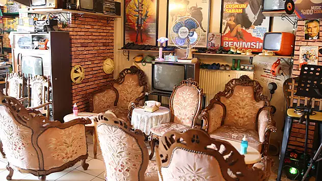 Konya'da mahalle arasındaki nostaljik kafe ziyaretçilerini maziye götürüyor
