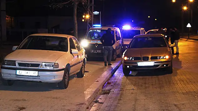 Konya'da makas atan motosiklet park halindeki otomobile çarptı: 2 yaralı