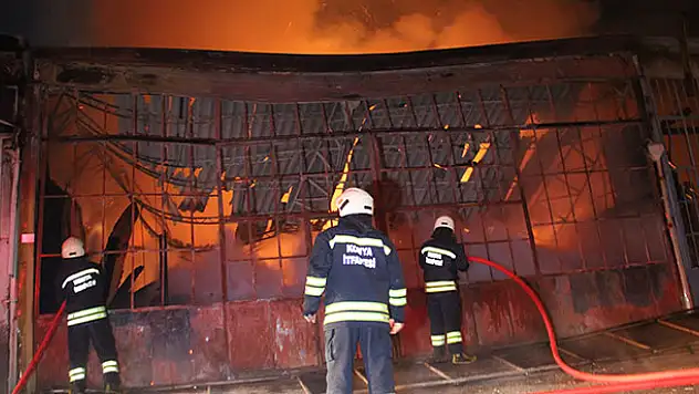 Konya'da marangozhanede çıkan yangın 3 dükkana zarar verdi