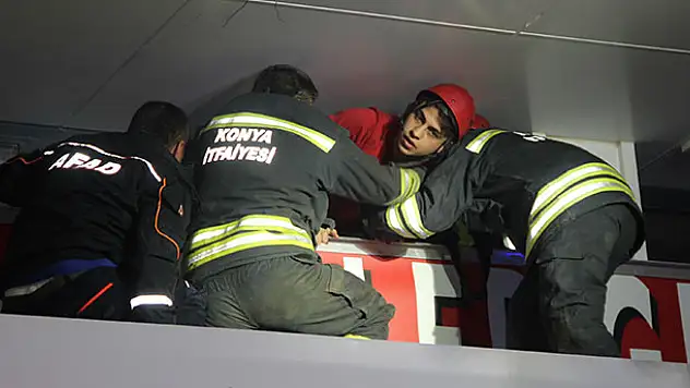Konya'da marketin asma tavanı çöktü! İki kişi kurtarıldı