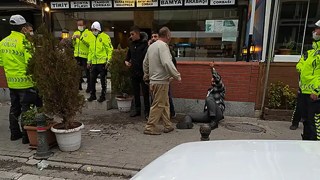 Konya'da masaya servis isteyen müşterilerle garson arasında çıkan kavgada 2 kişi yaralandı