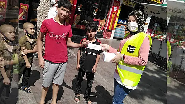 Konya'da maske dağıtımı