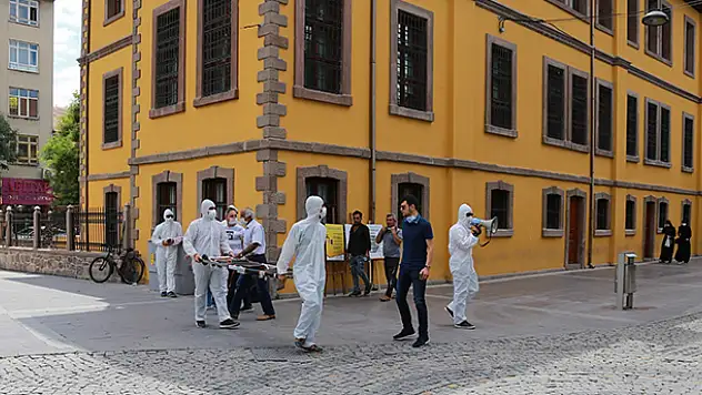 Konya'da maske takmayanların önüne sedye ile çıkarak farkındalık oluşturmaya çalıştılar