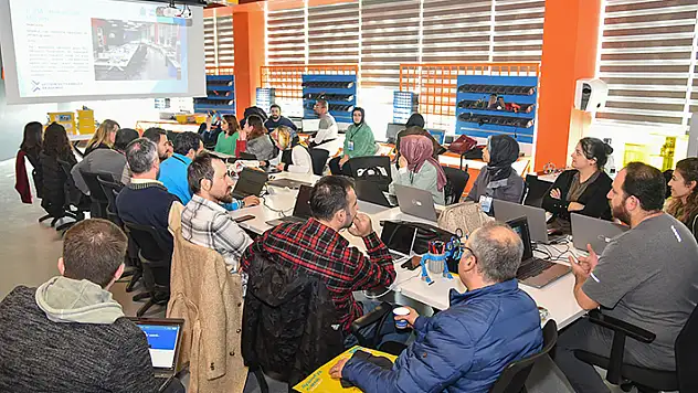 Konya'da 'Matematik Öğretmenleriyle Tasarımdan Eğitime Matematikten Mühendisliğe' projesi eğitimleri sürüyor
