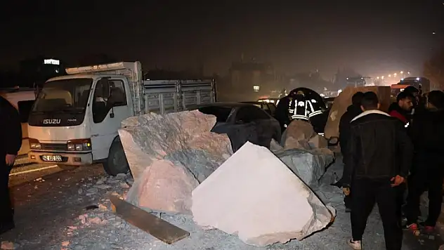 Konya'da mermer yüklü tır kaza yaptı! 5 yaralı
