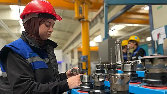 Konya'da meslek edindirme kursuna katılan kadınlar, makine üreten fabrikanın vasıflı işçileri oldu
