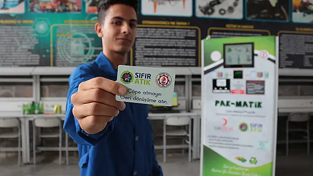 Konya'da meslek liseliler atıkları ayrıştırıp tanımlı karta para yükleyebilen makine üretti
