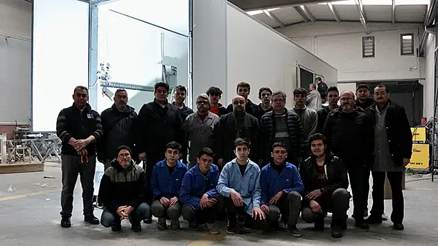 Konya'da meslek liseliler Hatay'a gönderdikleri mobil ekmek fırınının ikincisi için kolları sıvadı
