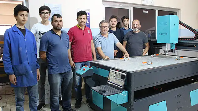 Konya'da meslek lisesi öğrencileri okullarında CNC makinesi üretti