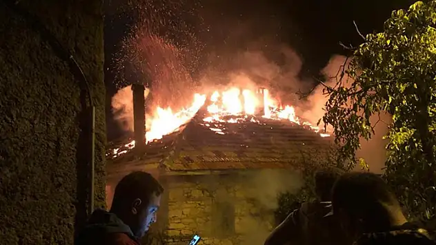 Konya'da metruk bina alevlere teslim oldu
