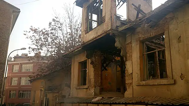 Konya'da metruk bina tehlike saçıyor