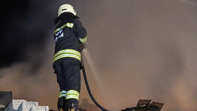 Konya'da metruk binada çıkan yangın 1 saatte kontrol altına alındı