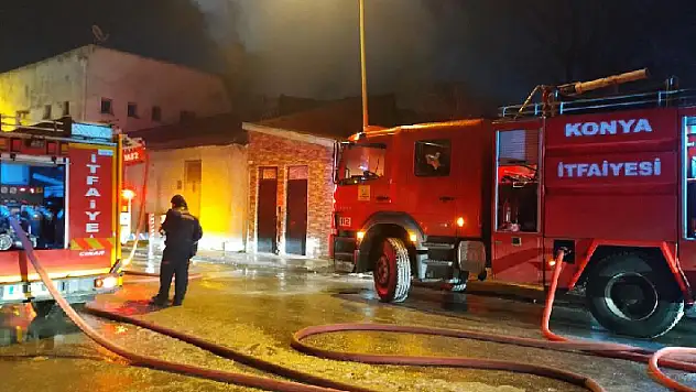 Konya'da metruk binada çıkan yangın, trafoya sıçramadan söndürüldü
