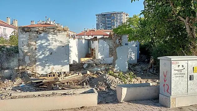 Konya'da metruk binada göçük altında kalan kişi yaralandı