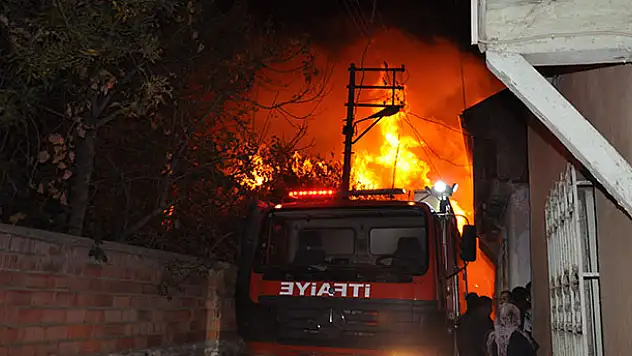 Konya'da metruk binada yangın
