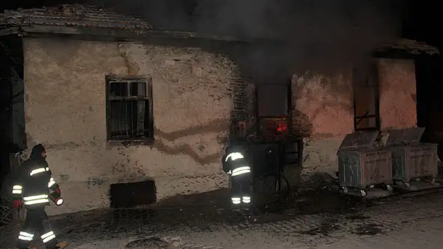 Konya'da metruk evde çıkan yangın söndürüldü
