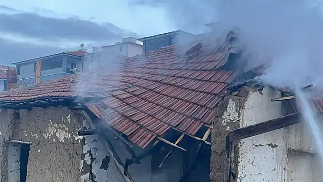 Konya'da metruk evdeki yangın kısa sürede söndürüldü
