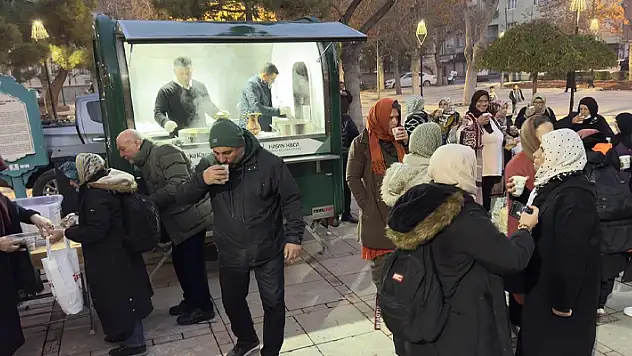 Konya'da Mevlana dostlarına sıcak çorba ikramı 