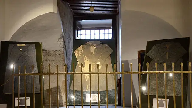 Konya'da Mevlana'ya ait kıyafetler sergilenmeye başlandı