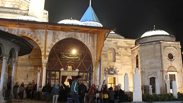 Konya'da Mevlit Kandili coşkusu! Mevlana Türbesi ve camiler doldu taştı