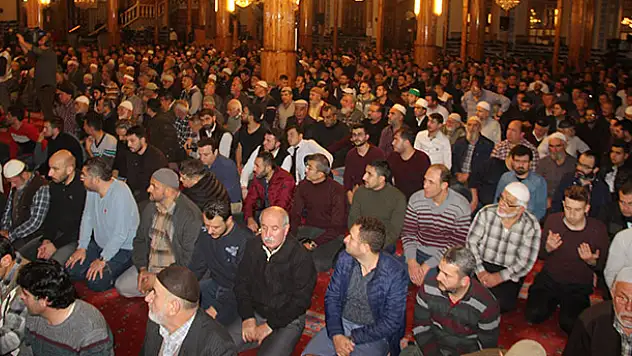 Konya'da Mevlit Kandili'nde camiler doldu taştı