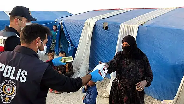 Konya'da mevsimlik tarım işçilerine maske ve dezenfektan