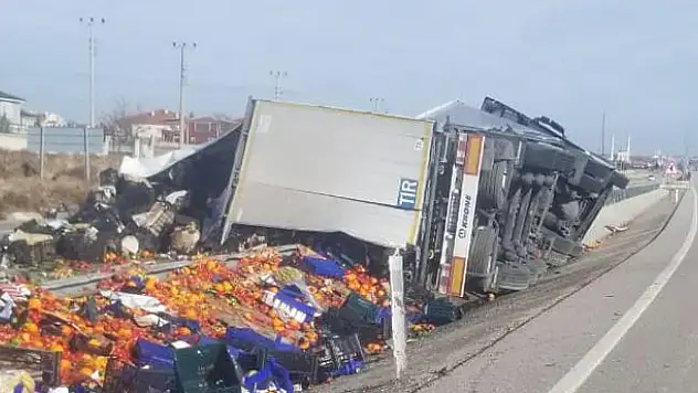 Konya'da meyve ve sebze yüklü tır devrildi: 1 yaralı