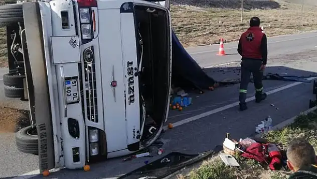 Konya'da meyve yüklü kamyonet takla attı: 1 yaralı