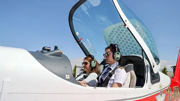 Konya'da mezuniyet uçuşunda annesini gökyüzüne taşıdı