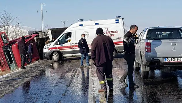Konya'da mıcır taşıyan tır buzlanma nedeniyle devrildi: 1 yaralı