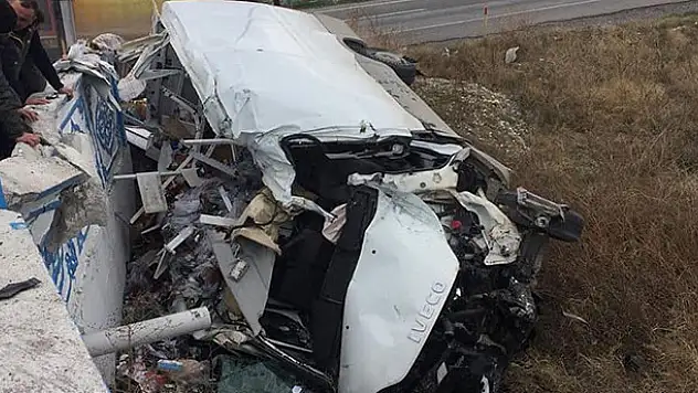 Konya'da midibüs ile otomobil çarpıştı: 1 ölü, 3 yaralı