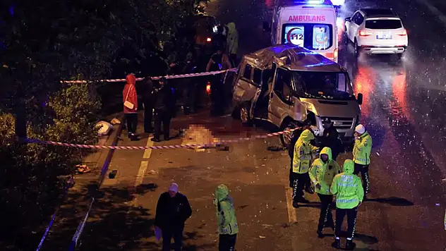 Konya'da minibüs ağaca çarptı: 3 ölü, 4 yaralı
