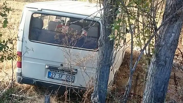 Konya'da minibüs ağaca çarptı: 3 yaralı