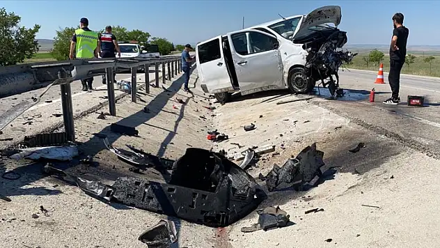 Konya'da minibüs demir bariyerlere çarptı: 5 kişi yara almadan kurtuldu 