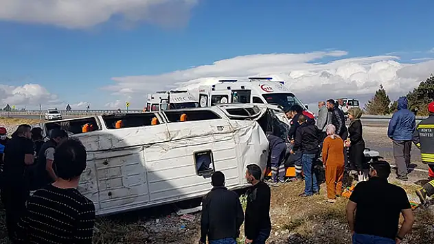 Konya'da minibüs devrildi: 12 yaralı