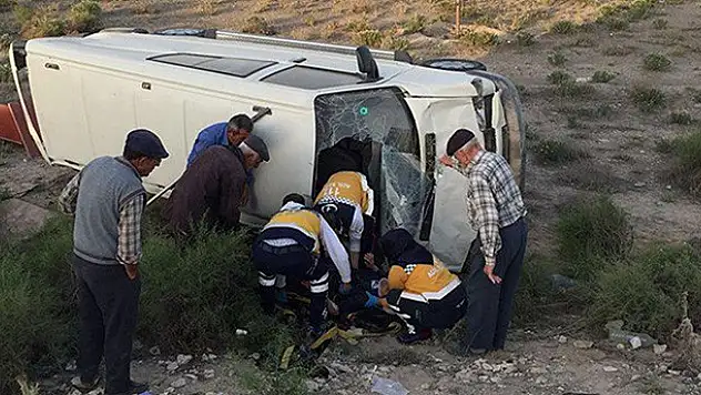 Konya'da minibüs devrildi: 8 yaralı