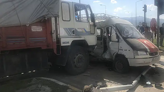 Konya'da minibüs ile kamyon çarpıştı: 13 yaralı