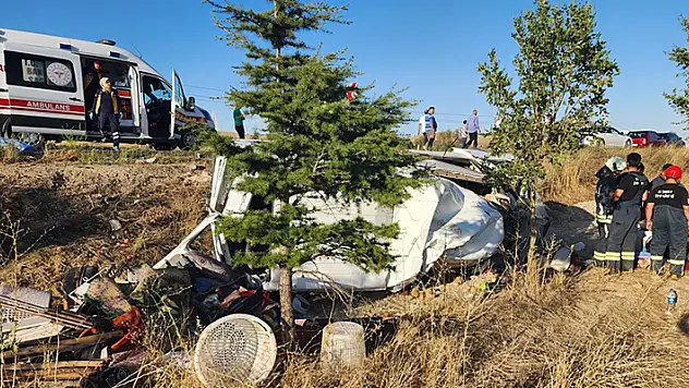 Konya'da minibüs ile traktörün çarpıştığı kazada yabancı uyruklu 2 kişi öldü, 9 kişi yaralandı
