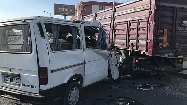 Konya'da minibüs kamyona çarptı: 2 yaralı