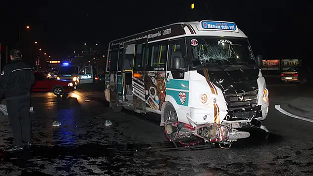 Konya'da minibüs motosikletle çarpıştı: 1 ölü, 1 yaralı
