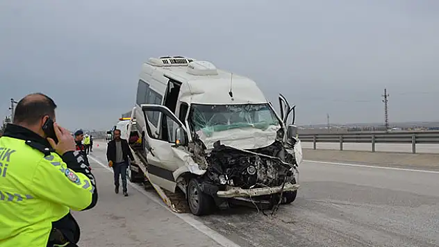 Konya'da minibüs tıra arkadan çarptı: 1 ölü, 3 yaralı