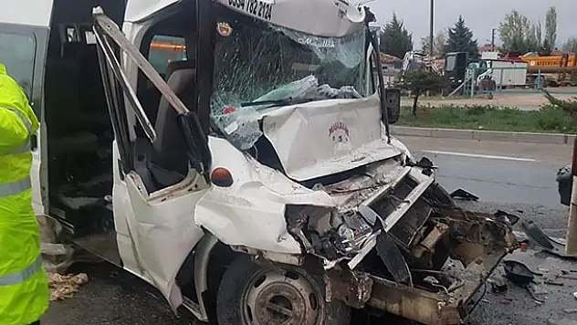 Konya'da minibüs tıra çarptı: 14 yaralı