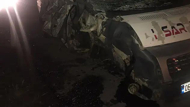 Konya'da minibüs tıra çarptı, 2 kişi yaralandı
