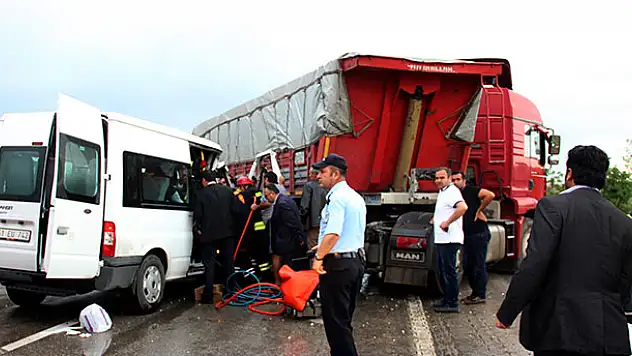 Konya'da minibüs tırla çarpıştı: 11 yaralı